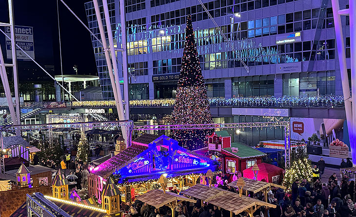 Weihnachts-und Wintermarkt mit Echteis-Eisbahn und Eisstockbahnen im MAC Munich Airport Center (©Foto: Martin Schmitz)